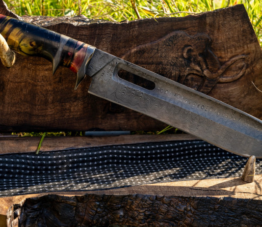 Divieto di vendere le armi ai minori: il commento legale sulla proposta del Partito democratico Divieto di vendere le armi ai minori: il commento legale sulla proposta del Partito democratico - coltello con lama in acciaio damasco