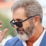 Trump restituisce le armi a Mel Gibson Trump restituisce le armi a Mel Gibson