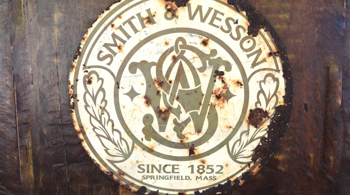 Un bourbon col marchio Smith & Wesson