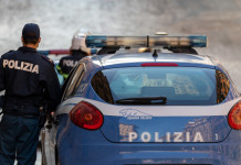 Approvata legge su armi ad agenti senza licenza Approvata legge su armi ad agenti senza licenza: poliziotto accanto ad autovettura