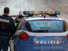 Approvata legge su armi ad agenti senza licenza Approvata legge su armi ad agenti senza licenza: poliziotto accanto ad autovettura