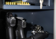 Custodia di armi e munizioni: l’iniziativa di Assoarmieri Custodia di armi e munizioni: l’iniziativa di Assoarmieri - revolver in cassaforte