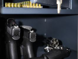 Custodia di armi e munizioni: l’iniziativa di Assoarmieri Custodia di armi e munizioni: l’iniziativa di Assoarmieri - revolver in cassaforte