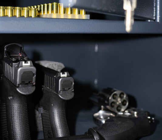 Custodia di armi e munizioni: l’iniziativa di Assoarmieri Custodia di armi e munizioni: l’iniziativa di Assoarmieri - revolver in cassaforte