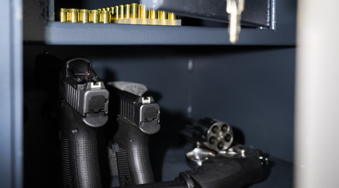 Custodia di armi e munizioni: l’iniziativa di Assoarmieri - revolver in cassaforte