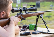 Nei poligoni Tsn prorogata l’agibilità degli stand a cielo aperto Nei poligoni Tsn prorogata l’agibilità degli stand a cielo aperto: uomo con barba spara con carabina