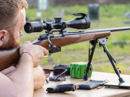 Nei poligoni Tsn prorogata l’agibilità degli stand a cielo aperto Nei poligoni Tsn prorogata l’agibilità degli stand a cielo aperto: uomo con barba spara con carabina