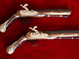 Omessa custodia di armi antiche in collezione: la sentenza del Tar Omessa custodia di armi antiche in collezione: la sentenza del Tar - due pistole antiche su panno rosso