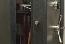 Sei andato a caccia? Denuncia; anzi, proscioglimento Sei andato a caccia? Denuncia; anzi, proscioglimento - cassaforte per armi, con fucili all'interno