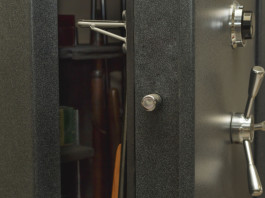 Sei andato a caccia? Denuncia; anzi, proscioglimento Sei andato a caccia? Denuncia; anzi, proscioglimento - cassaforte per armi, con fucili all'interno