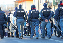 Siap e Anfp scrivono al governo sull’iscrizione degli agenti nel registro delle notizie di reato Siap e Anfp scrivono al governo sull’iscrizione degli agenti nel registro delle notizie di reato: poliziotti di spalle