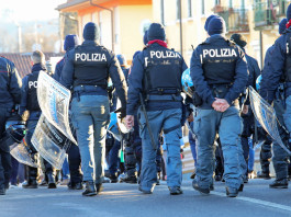 Siap e Anfp scrivono al governo sull’iscrizione degli agenti nel registro delle notizie di reato Siap e Anfp scrivono al governo sull’iscrizione degli agenti nel registro delle notizie di reato: poliziotti di spalle