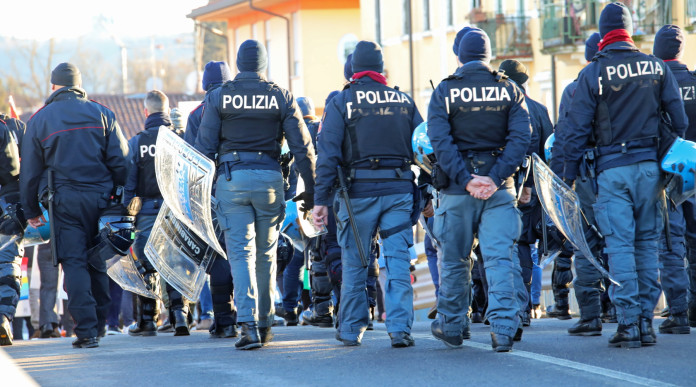 Siap e Anfp scrivono al governo sull’iscrizione degli agenti nel registro delle notizie di reato: poliziotti di spalle