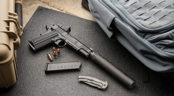 Threaded la Springfield Armory Operator Aos anche con la canna filettata