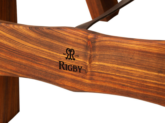 dettaglio scritta rigby su rastrelliera da collezione