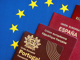 Emendamento su locazione e comodato di armi per stranieri Emendamento su locazione e comodato di armi per stranieri - passaporti davanti a bandiera dell'Unione europea