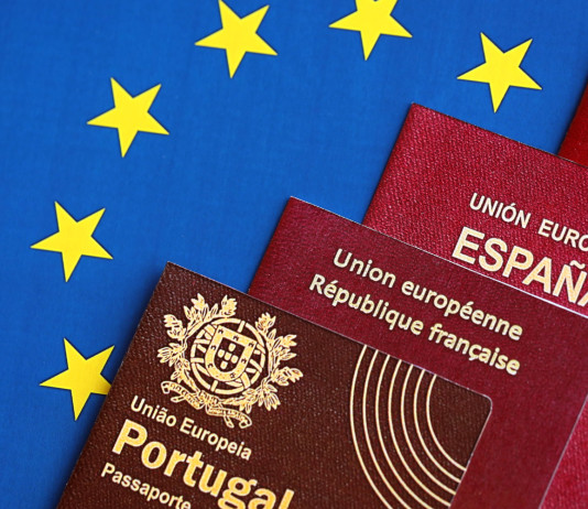 Emendamento su locazione e comodato di armi per stranieri Emendamento su locazione e comodato di armi per stranieri - passaporti davanti a bandiera dell'Unione europea