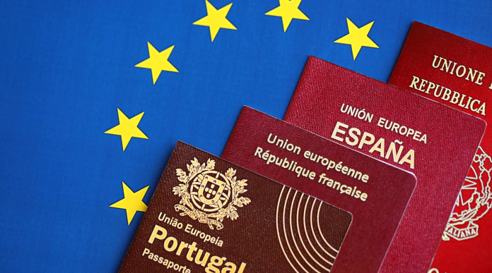 Emendamento su locazione e comodato di armi per stranieri - passaporti davanti a bandiera dell'Unione europea