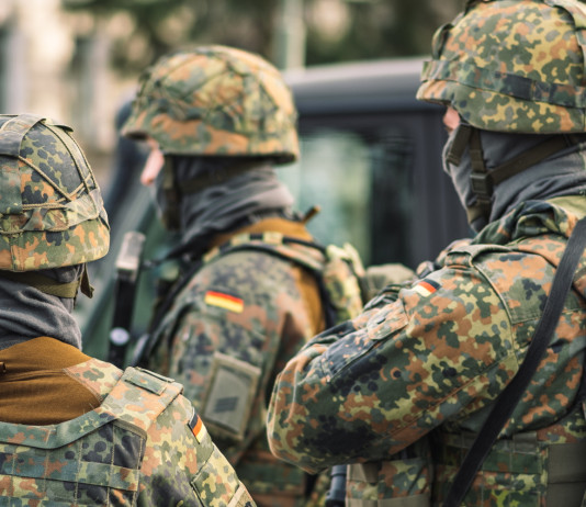 Governo tedesco propone di riformare il servizio militare Governo tedesco approva proposta di riformare il servizio militare: gruppo di soldati della Germania
