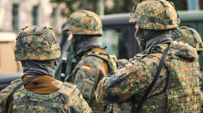 Governo tedesco approva proposta di riformare il servizio militare: gruppo di soldati della Germania