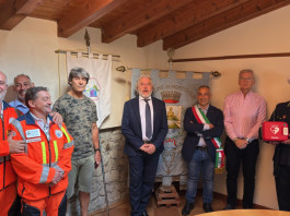 Da Beretta un defibrillatore per la polizia locale di Monte Isola Da Beretta un defibrillatore per la Polizia locale di Monte Isola