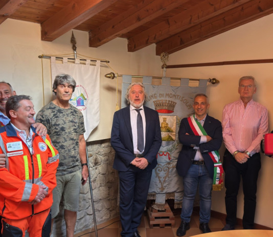 Da Beretta un defibrillatore per la polizia locale di Monte Isola Da Beretta un defibrillatore per la Polizia locale di Monte Isola