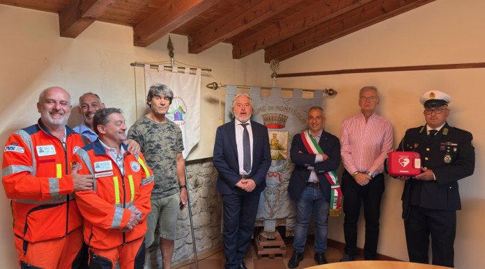 Da Beretta un defibrillatore per la Polizia locale di Monte Isola Da Beretta un defibrillatore per la Polizia locale di Monte Isola