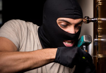 Rovigo, non indagato dopo aver sparato a ladro; Meloni: «Difesa sempre legittima» Rovigo, non indagato dopo aver sparato a ladro; Meloni «Difesa sempre legittima» - ladro con passamontagna forza porta