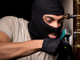 Rovigo, non indagato dopo aver sparato a ladro; Meloni: «Difesa sempre legittima» Rovigo, non indagato dopo aver sparato a ladro; Meloni «Difesa sempre legittima» - ladro con passamontagna forza porta