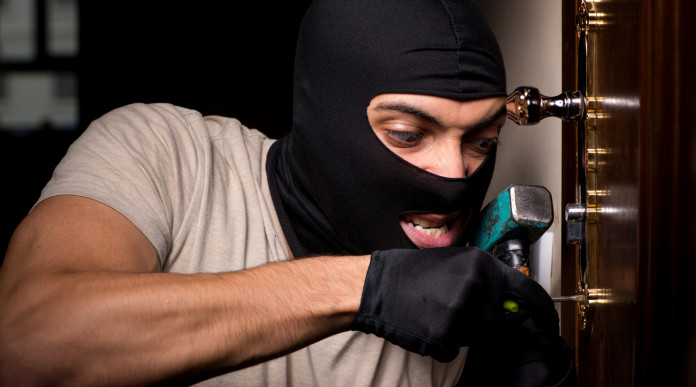 Rovigo, non indagato dopo aver sparato a ladro; Meloni «Difesa sempre legittima» Rovigo, non indagato dopo aver sparato a ladro; Meloni «Difesa sempre legittima» - ladro con passamontagna forza porta