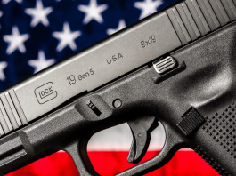 Quanti background check richiesti in America nel 2025? Quanti background check richiesti in America nel 2025 - pistola glock g19 gen 5 davanti a bandiera americana, stelle e strisce