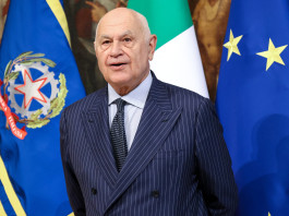 Governo approva decreto con riforma della legittima difesa Governo approva decreto con riforma della legittima difesa - ministro Carlo Nordio davanti a bandiere di Italia ed Europa