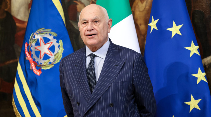 Governo approva decreto con riforma della legittima difesa - ministro Carlo Nordio davanti a bandiere di Italia ed Europa