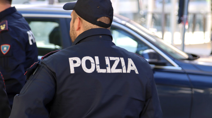 La circolare del ministero sul porto d’armi senza licenza per gli agenti fuori servizio La circolare del ministero sul porto d’armi senza licenza per gli agenti fuori servizio