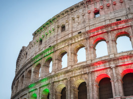 Roma, ufficiali le date della finale di Coppa del mondo di tiro Issf Roma, ufficiali le date della finale di Coppa del mondo di tiro Issf - anfiteatro Flavio (colosseo) con illuminazione tricolore