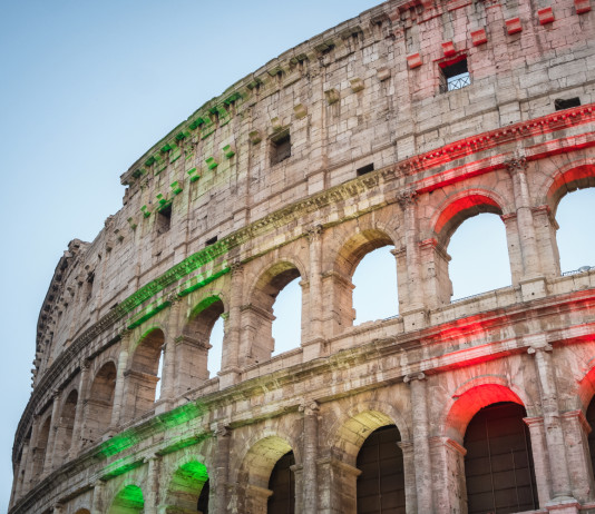 Roma, ufficiali le date della finale di Coppa del mondo di tiro Issf Roma, ufficiali le date della finale di Coppa del mondo di tiro Issf - anfiteatro Flavio (colosseo) con illuminazione tricolore
