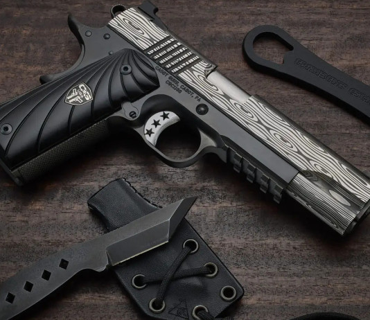 Cinquanta Damascus Bedside per Cabot Guns Cinquanta Damascus Bedside per Cabot Guns