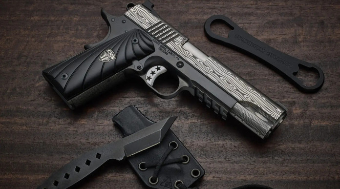 Cinquanta Damascus Bedside per Cabot Guns