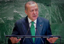 Agli altri leader Erdogan dona una pistola e una scatola di munizioni Agli altri leader Erdogan dona una pistola e una scatola di munizioni