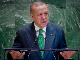 Agli altri leader Erdogan dona una pistola e una scatola di munizioni Agli altri leader Erdogan dona una pistola e una scatola di munizioni