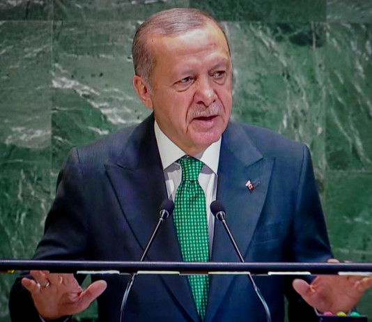 Agli altri leader Erdogan dona una pistola e una scatola di munizioni Agli altri leader Erdogan dona una pistola e una scatola di munizioni