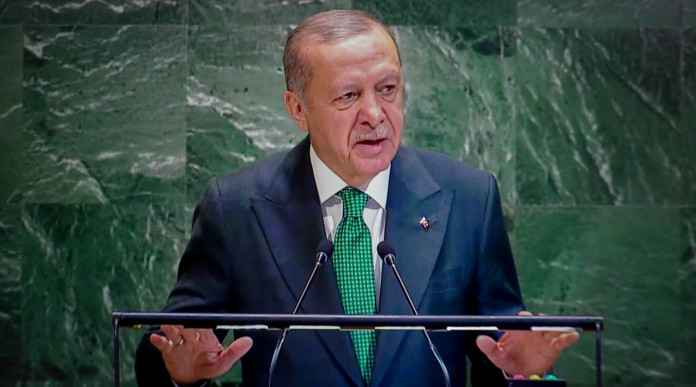Agli altri leader Erdogan dona una pistola e una scatola di munizioni Agli altri leader Erdogan dona una pistola e una scatola di munizioni