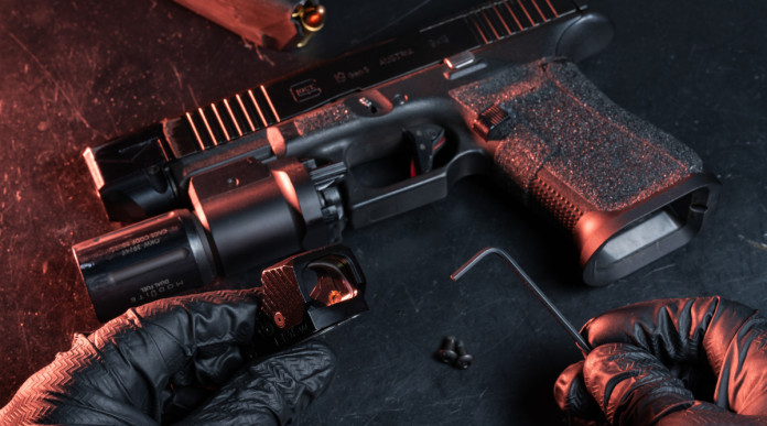 A settembre Conarmi organizza un seminario di aggiornamento normativo A settembre Conarmi organizza un seminario di aggiornamento normativo - installazione di red dot su pistola Glock G19 Gen5