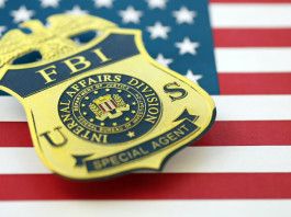 Quanti background check richiesti in America tra gennaio e luglio 2026? Quanti background check richiesti in America tra gennaio e luglio 2026 - distintivo Fbi su bandiera americana