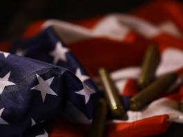 Quanti background check richiesti in America nei primi otto mesi del 2026? Quanti background check richiesti in America nei primi otto mesi del 2026 - bossoli su bandiera americana