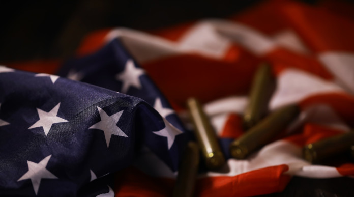 Quanti background check richiesti in America nei primi otto mesi del 2026 Quanti background check richiesti in America nei primi otto mesi del 2026 - bossoli su bandiera americana