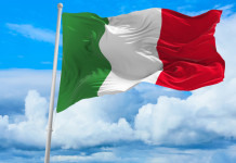Scudetto per Grazini, Sessa, Ciccotti e Bongini Scudetto per Grazini, Sessa, Ciccotti e Bongini - bandiera italiana contro il cielo nuvoloso