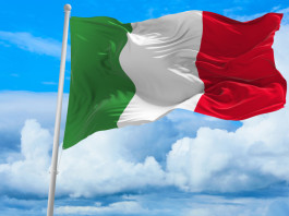 Scudetto per Grazini, Sessa, Ciccotti e Bongini Scudetto per Grazini, Sessa, Ciccotti e Bongini - bandiera italiana contro il cielo nuvoloso