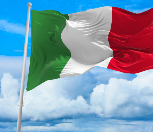 Scudetto per Grazini, Sessa, Ciccotti e Bongini Scudetto per Grazini, Sessa, Ciccotti e Bongini - bandiera italiana contro il cielo nuvoloso