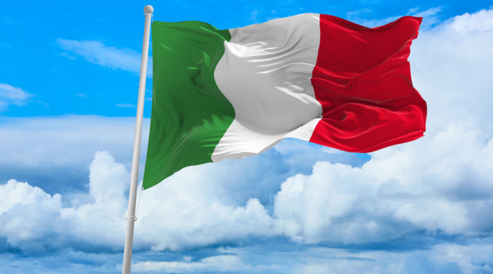 Scudetto per Grazini, Sessa, Ciccotti e Bongini Scudetto per Grazini, Sessa, Ciccotti e Bongini - bandiera italiana contro il cielo nuvoloso
